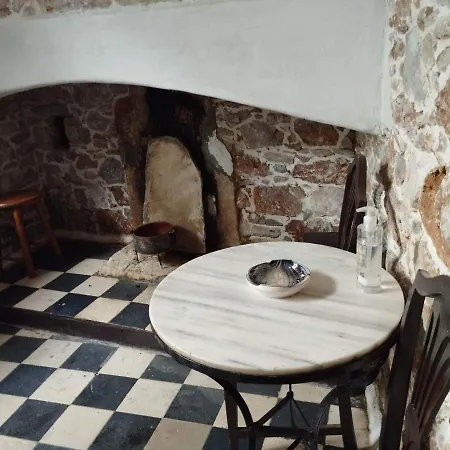 Fasolas Square 15m2 Is Located 30 Stairs Up From The Main Road And It Is In The Old Market Fasolas And Next To The Museums 度假居 Filótion