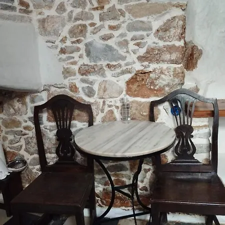 Fasolas Square 15m2 Is Located 30 Stairs Up From The Main Road And It Is In The Old Market Fasolas And Next To The Museums Filótion