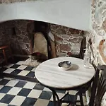 Fasolas Square 15m2 Is Located 30 Stairs Up From The Main Road And It Is In The Old Market Fasolas And Next To The Museums Hébergement de vacances Filótion