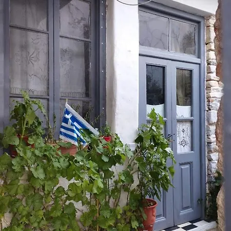 Fasolas Square 15m2 Is Located 30 Stairs Up From The Main Road And It Is In The Old Market Fasolas And Next To The Museums Filótion