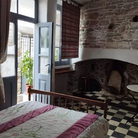 Fasolas Square 15m2 Is Located 30 Stairs Up From The Main Road And It Is In The Old Market Fasolas And Next To The Museums * Filótion