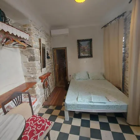 Hébergement de vacances Fasolas Square 15m2 Is Located 30 Stairs Up From The Main Road And It Is In The Old Market Fasolas And Next To The Museums Filótion
